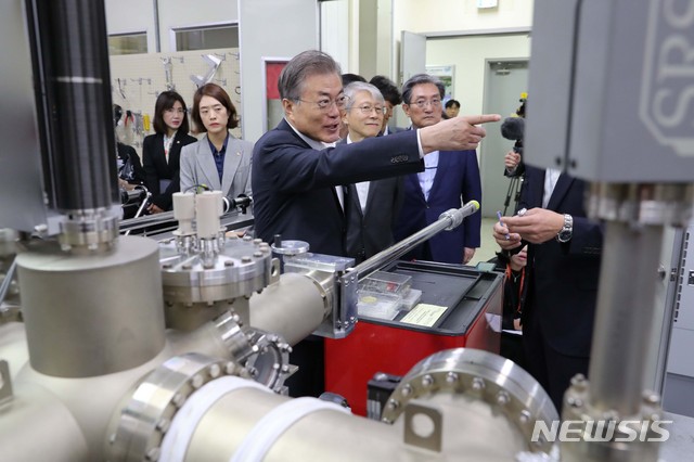 【서울=뉴시스】박진희 기자 = 문재인 대통령이 10일 서울 성북구 한국과학기술연구원 차세대반도체연구소를 방문해 반도체 소자 제조장비 MBE실험실을 시찰하고 있다. 2019.09.10. pak7130@newsis.com