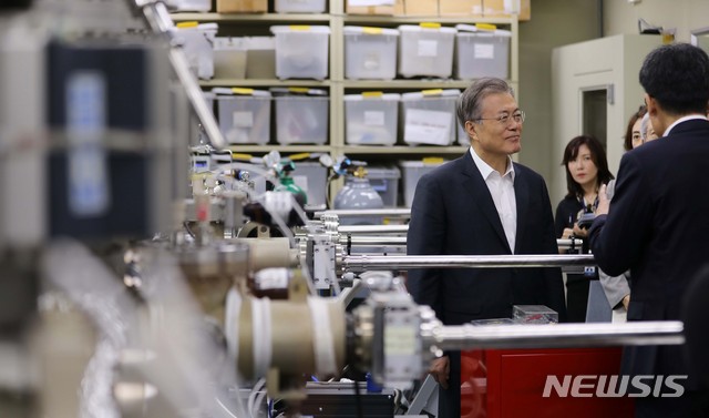 【서울=뉴시스】박진희 기자 = 문재인 대통령이 10일 서울 성북구 한국과학기술연구원 차세대반도체연구소를 방문해 반도체 소자 제조장비 MBE실험실을 시찰하고 있다. 2019.09.10. pak7130@newsis.com