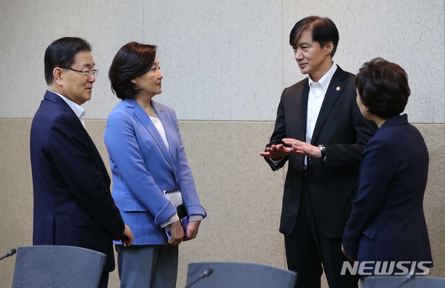 【서울=뉴시스】전신 기자 = 10일 서울 성북구 한국과학기술연구원에서 열린 국무회의에 앞서 정의용 국가안보실장, 박영선 중소벤처기업부 장관, 조국 법무부 장관 등이 대화를 하고 있다. 2019.09.10. photo1006@newsis.com