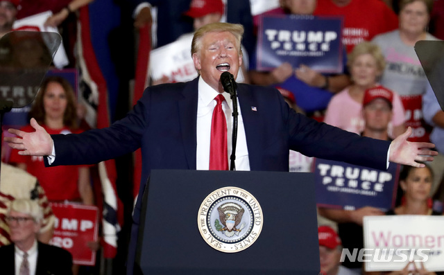  【페이어트빌=AP/뉴시스】도널드 트럼프 미국 대통령이 9일(현지시간) 미 노스캐롤라이나주 페이어트빌의 크라운 박람회장에서 열린 선거 유세장에 도착해 연설하고 있다.  트럼프 대통령은 백악관에서 노스캐롤라이나주 선거유세장으로 떠나기에 앞서 북한의 '9월 하순 협상 제안'과 관련해 기자들에게 "흥미로울 것"이라면서 "무슨 일이 생길지 지켜볼 것"이라고 밝혔다. 2019.09.10. 