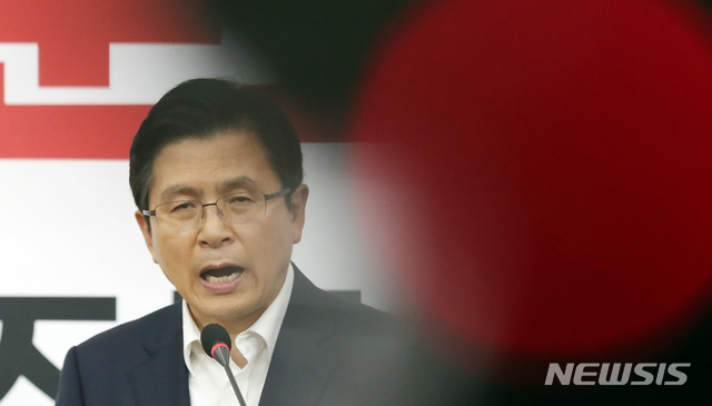 【서울=뉴시스】 박영태 기자 = 자유한국당 황교안 대표가 10일 오전 서울 여의도 국회에서 조국 법무부장관 사퇴촉구 기자회견을 하고 있다. 2019.09.10. since1999@newsis.com