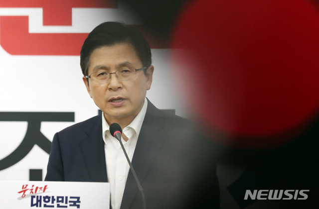 【서울=뉴시스】 박영태 기자 = 자유한국당 황교안 대표가 10일 오전 서울 여의도 국회에서 조국 법무부장관 사퇴촉구 기자회견을 하고 있다. 2019.09.10.since1999@newsis.com