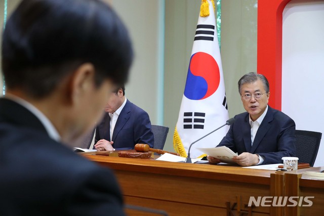 【서울=뉴시스】전신 기자 = 문재인 대통령이 10일 서울 성북구 한국과학기술연구원에서 열린 국무회의에서 모두발언하고 있다. 2019.09.10. photo1006@newsis.com