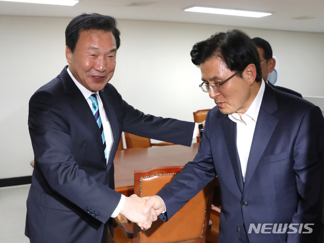 【서울=뉴시스】고승민 기자 = 자유한국당 황교안 대표와 바른미래당 손학규 대표가 10일 서울 여의도 국회에서 조국 법무부 장관 임명 관련 회동을 마친 뒤 헤어지고 있다. 2019.09.10.kkssmm99@newsis.com