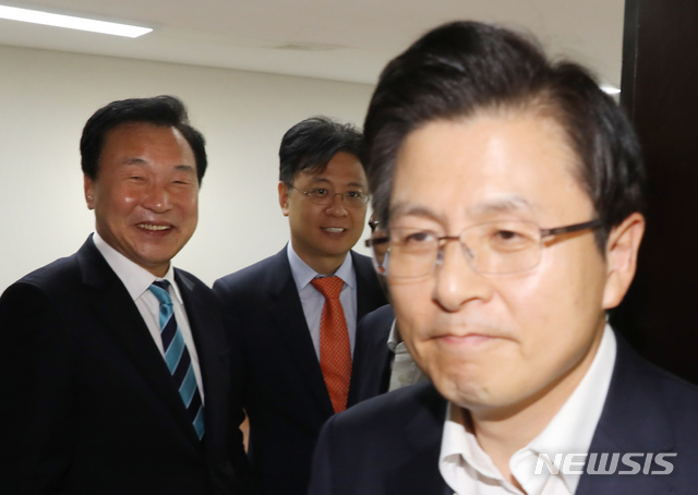 【서울=뉴시스】고승민 기자 = 자유한국당 황교안 대표와 바른미래당 손학규 대표가 10일 서울 여의도 국회에서 조국 법무부 장관 임명 관련 회동을 마친 뒤 헤어지고 있다. 2019.09.10. kkssmm99@newsis.com