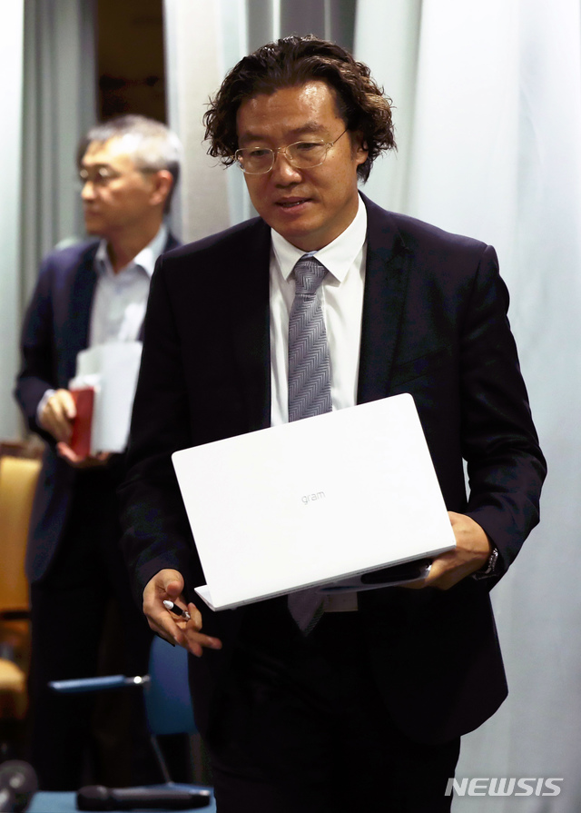 【서울=뉴시스】 이윤청 기자 = 김판곤 대한축구협회 국가대표전력강화위원장이 10일 서울 종로구 축구회관에서 열린 최인철 여자축구국가대표팀 감독 자진사퇴 및 향후 감독 선임 절차 관련 브리핑에 참석하고 있다. 최 감독은 9일 과거 선수를 폭행했다는 의혹에 대해 시인하며 자진으로 물러났다. 2019.09.10. radiohead@newsis.com