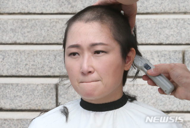 【서울=뉴시스】이종철 기자 = 무소속 이언주 의원이 10일 서울 여의도 국회 본청 계단앞에서 조국 법무부장관 임명을 규탄하는 삭발을 하고 있다. 2019.09.10. jc4321@newsis.com