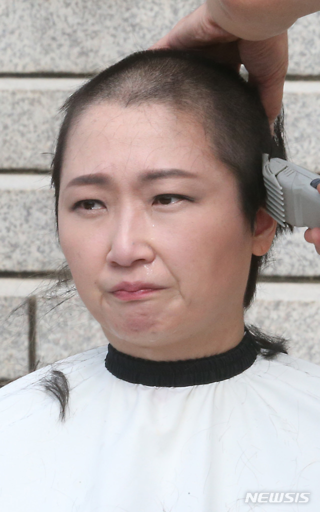 【서울=뉴시스】이종철 기자 = 무소속 이언주 의원이 10일 서울 여의도 국회 본청 계단앞에서 조국 법무부장관 임명을 규탄하는 삭발을 하고 있다. 2019.09.10.&nbsp; jc4321@newsis.com 