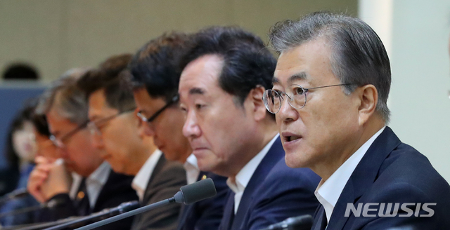 【서울=뉴시스】전신 기자 = 문재인 대통령이 10일 서울 성북구 한국과학기술연구원에서 열린 국무회의에서 모두발언하고 있다. 2019.09.10. photo1006@newsis.com