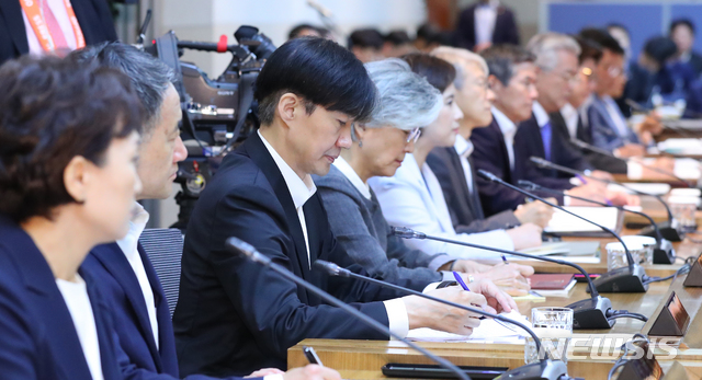 【서울=뉴시스】전신 기자 = 조국 법무부 장관이 10일 서울 성북구 한국과학기술연구원에서 열린 국무회의에서 문재인 대통령의 모두발언을 듣고 있다. 2019.09.10.&nbsp; photo1006@newsis.com