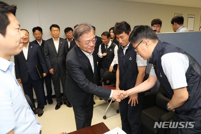 【서울=뉴시스】박진희 기자 = 문재인 대통령이 홍남기 경제부총리, 성윤모 산업부 장관 등과 10일 오전 중구 소재부품 수급대응 지원센터를 방문하여 직원들을 격려하고 있다. 2019.09.10. pak7130@newsis.com