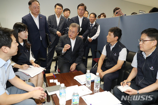 【서울=뉴시스】박진희 기자 = 문재인 대통령이 홍남기 경제부총리, 성윤모 산업부 장관 등과 10일 오전 중구 소재부품 수급대응 지원센터를 방문하여 직원들과 대화를 나누고 있다. 2019.09.10. pak7130@newsis.com