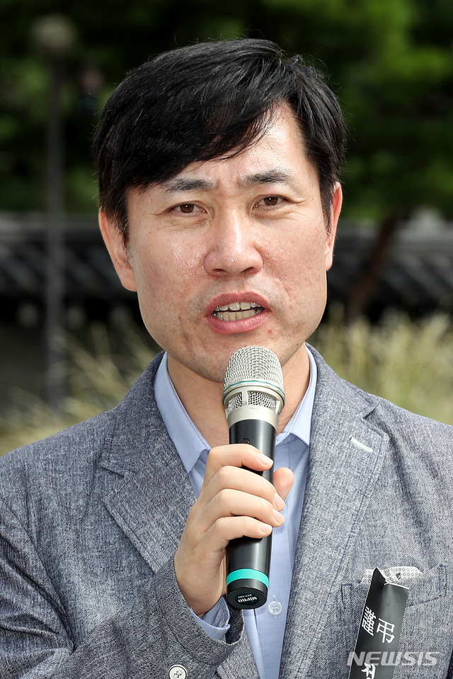 【서울=뉴시스】김병문 기자 = 바른미래당 하태경 의원이 10일 오전 서울 종로구 청와대 앞 분수대에서 열린 '조국 임명 규탄 현장 의원총회'에 참석해 인사말을 하고 있다. 2019.09.10.&nbsp; dadazon@newsis.com