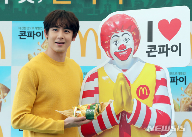 【서울=뉴시스】 전진환 기자 = '맥도날드에서 즐기는 태국의 맛, 콘파이' 행사가 열린 10일 오전 서울 마포구 맥도날드 상암 DMC 점에서 그룹 2PM 닉쿤이 포즈를 취하고 있다. 2019.09.10. amin2@newsis.com