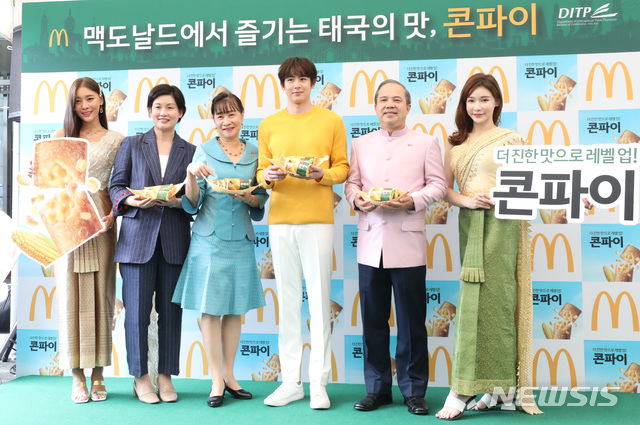 【서울=뉴시스】 전진환 기자 = '맥도날드에서 즐기는 태국의 맛, 콘파이' 행사가 열린 10일 오전 서울 마포구 맥도날드 상암 DMC 점에서 그룹 2PM 닉쿤(오른쪽 세번째)이 씽텅 랍피셋판 주한 태국대사 부부, 조주연(왼쪽 두번재) 한국맥도날드 사장과 포즈를 취하고 있다. 2019.09.10. amin2@newsis.com