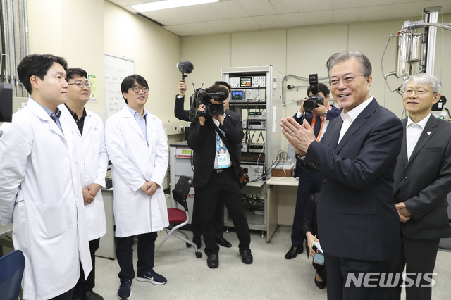 【서울=뉴시스】박진희 기자 = 문재인 대통령이 10일 오전 서울 성북구 한국과학기술연구원(KIST) 차세대 반도체 연구소를 둘러본 뒤 연구원들을 격려하고 있다. 2019.09.10. pak7130@newsis.com