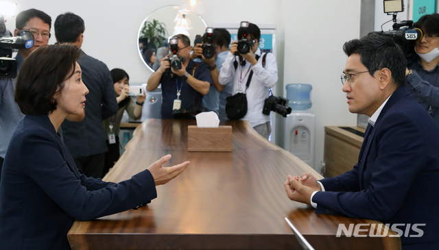 【서울=뉴시스】고승민 기자 = 자유한국당 나경원, 바른미래당 오신환 원내대표가 10일 서울 여의도 국회에서 회동을 하고 있다. 2019.09.10.kkssmm99@newsis.com