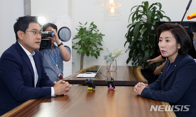 【서울=뉴시스】고승민 기자 = 자유한국당 나경원, 바른미래당 오신환 원내대표가 10일 서울 여의도 국회에서 회동을 하고 있다. 2019.09.10.kkssmm99@newsis.com