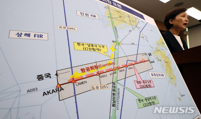 【세종=뉴시스】강종민 기자 = 김현미 국토교통부 장관이 10일 오후 정부세종청사에서 신항로 개설 등 '제주남단 항공회랑 정상화'를 위해 일본 정부가 국제간 협의에 책임있는 자세로 임할 것을 촉구하고 있다. 2019.09.10.&nbsp; ppkjm@newsis.com