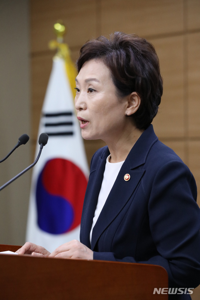 【세종=뉴시스】강종민 기자 = 김현미 국토교통부 장관이 10일 오후 정부세종청사에서 신항로 개설 등 '제주남단 항공회랑 정상화'를 위해 일본 정부가 국제간 협의에 책임있는 자세로 임할 것을 촉구하고 있다. 2019.09.10. ppkjm@newsis.com