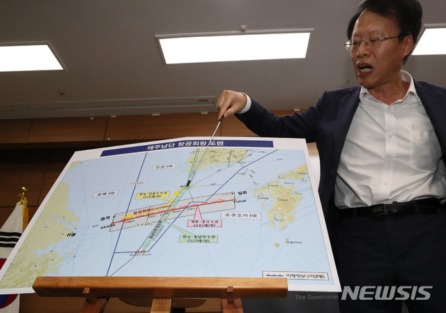 【세종=뉴시스】강종민 기자 = 권용복 국토교통부 항공정책실장이 10일 오후 정부세종청사에서 '제주남단 항공회랑 도면을 설명하고 있다. 앞서 김현미 장관은 일본 정부가 국제간 협의에 책임있는 자세로 임할 것을 촉구했다. 2019.09.10. ppkjm@newsis.com