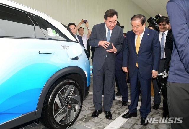 【서울=뉴시스】박영태 기자 = 10일 오후 서울 여의도 국회에서 열린 국회 수소충전소 준공식에서 이낙연 국무총리(왼쪽)와 문희상 국회의장이 충전소 설비를 살펴보고 있다. 2019.09.10. photo@newsis.com