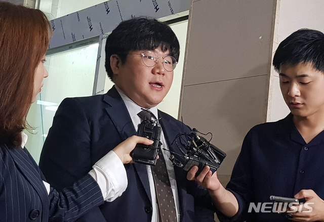 【서울=뉴시스】 안채원 기자 = 장제원 자유한국당 의원 아들인 래퍼 장용준(19·활동명 '노엘')씨 측 변호인인 이상민 변호사가 10일 오후 서울 마포경찰서에서 기자들과 만나 관련 의혹을 설명하고 있다. 2019.09.10. newkid@newsis.com