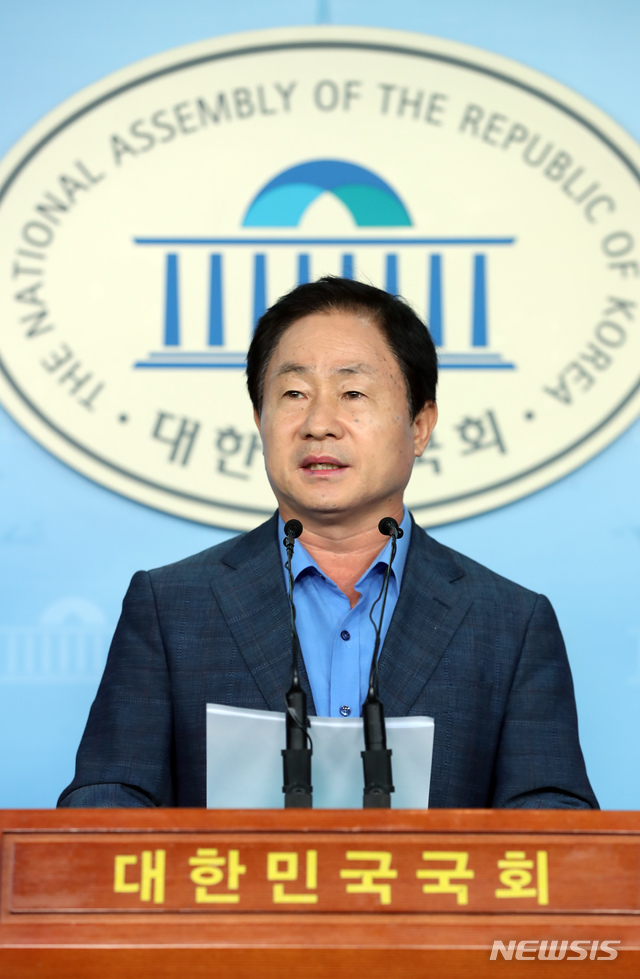 【서울=뉴시스】고승민 기자 = 자유한국당 주광덕 의원이 10일 서울 여의도 국회에서 조국 법무부 장관 관련 기자회견을 하고 있다. 2019.09.10.kkssmm99@newsis.com