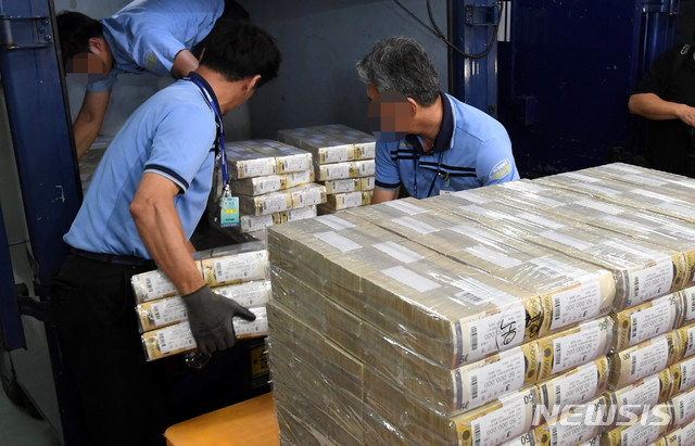 【서울=뉴시스】추상철 기자 =추석 명절을 사흘 앞둔 10일 오후 서울 강남구 한국은행 강남본부에서 현금운송 관계자들이 추석자금 방출작업을 하고 있다. 2019.09.10. photo@newsis.com