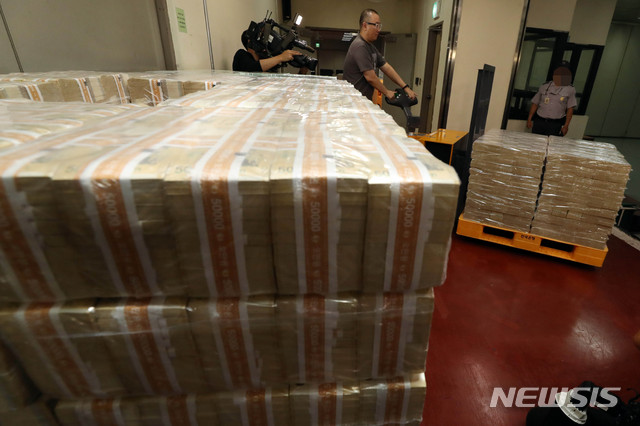 【서울=뉴시스】추상철 기자 =추석 명절을 사흘 앞둔 10일 오후 서울 강남구 한국은행 강남본부에서 현금운송 관계자들이 추석자금 방출작업을 하고 있다. 2019.09.10. photo@newsis.com