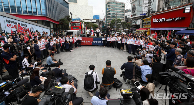【서울=뉴시스】추상철 기자 =황교안 자유한국당 대표가 10일 오전 서울 서대문구 신촌에서 '문재인 정권 순회 규탄대회'에 참석해 발언하고 있다. 2019.09.10.&nbsp; scchoo@newsis.com