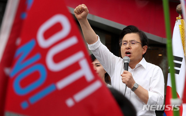 【서울=뉴시스】추상철 기자 =황교안 자유한국당 대표가 10일 오전 서울 서대문구 신촌에서 '문재인 정권 순회 규탄대회'에 참석해 발언하고 있다. 2019.09.10.&nbsp; scchoo@newsis.com