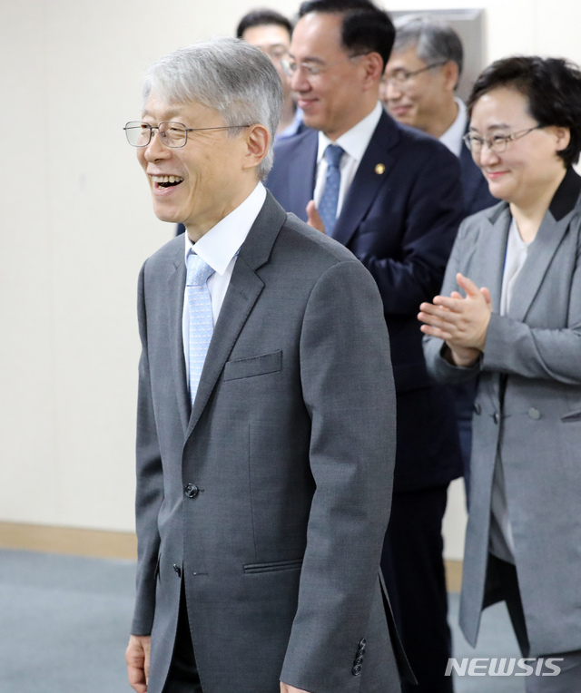 【세종=뉴시스】강종민 기자 = 최기영 신임 과학기술정보통신부 장관이 10일 오후 정부세종청사에서 열린 취임식에서 밝은 표정으로 입장하고 있다. 2019.09.10.&nbsp; ppkjm@newsis.com