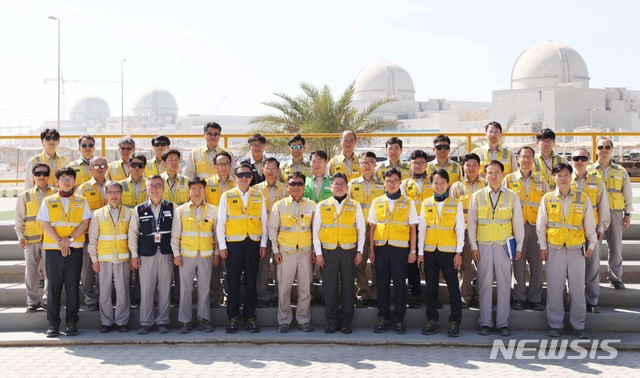 【서울=뉴시스】정승일 산업통상자원부 차관이 9일(현지시각) 오후 UAE 바라카 원전 건설현장을 방문해 공정현황을 점검하고 현장근무 임직원들을 격려한 뒤 기념촬영을 하고 있다. 2019.09.10. (사진=산업통상자원부 제공)&nbsp; photo@newsis.com 