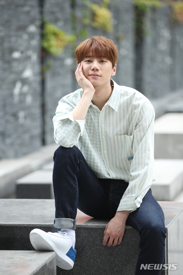 【서울=뉴시스】조수정 기자 = 그룹 유키스 출신 배우 이준영이 9일 서울 충무로 뉴시스 본사에서 OCN 수목드라마 '미스터 기간제' 종방인터뷰에 앞서 포즈를 취하고 있다. 이준영은 극중 천명고 학생이자 살인범인 유범진 역을 맡아 열연했다. 2019.09.11. chocrystal@newsis.com