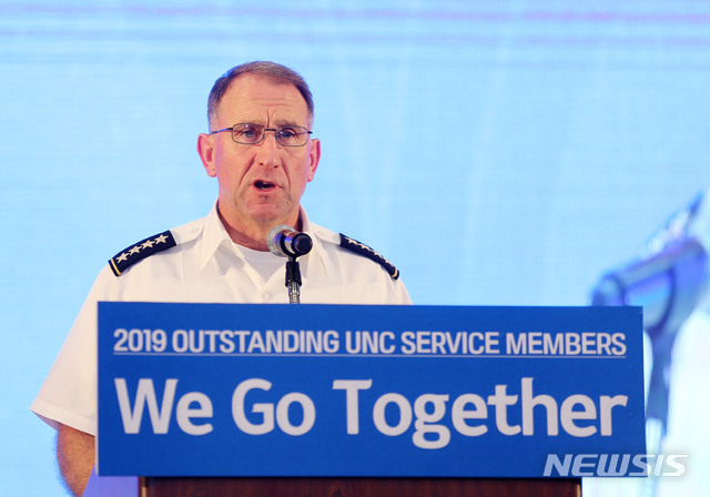 【서울=뉴시스】 박미소 기자 = 로버트 B. 에이브람스 유엔미군사령관이 10일 경기 평택시 모닝캄센터에서 열린 2019년 유엔사령부 모범장병 초청행사에서 격려사를 하고 있다.2019.09.10.(사진=국가보훈처 제공) photo@newsis.com