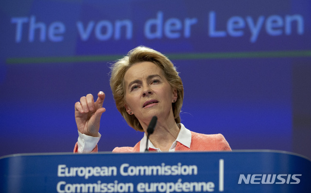 【브뤼셀=AP/뉴시스】유럽연합(EU)의 행정부 격인 집행위원회 우르줄라 폰데어라이엔 집행위원장 당선자가 10일(현지시간 벨기에 브뤼셀 EU 집행위 본부에서 열린 기자회견에서 발언하고 있다. 2019.09.11