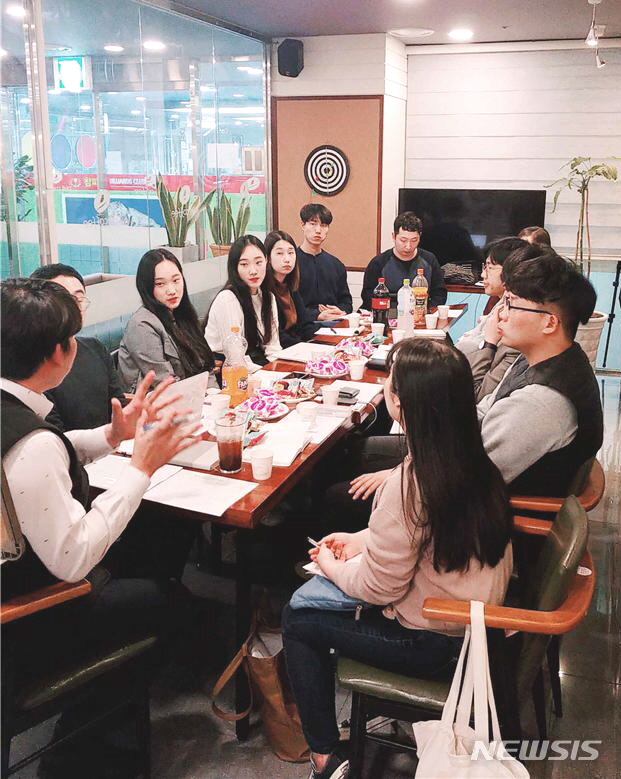 【서울=뉴시스】서울 영등포구는 12월까지 다양한 분야 직장인과 청년 취업준비생이 함께 모여 정보를 공유하고 취업을 상담하는 '현직자와 함께하는 잡 멘토링'을 무중력지대-영등포에서 운영한다고 11일 밝혔다. 일자리카페에서 청년들이 현직자에게 이야기를 듣고 있다. 2019.09.11. (사진=영등포구 제공)