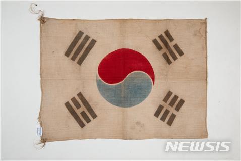 【안동=뉴시스】 김진호 기자 = 경북 안동군 임동면 3.1만세운동 때 제작된 '오회당 남상룡 태극기. 2019.09.15 (사진=한국국학진흥원 제공) photo@newsis.com