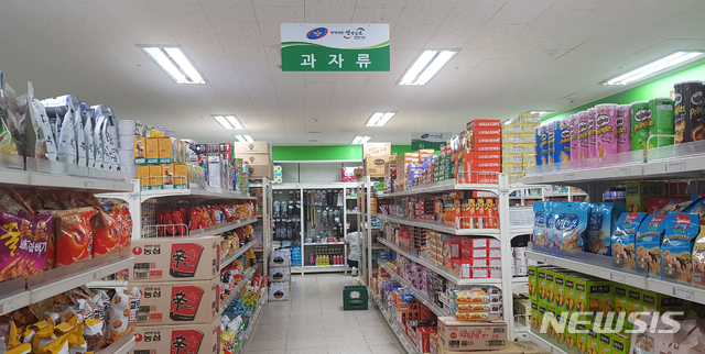 【서울=뉴시스】김성진 기자 = 일본의 경제보복 조치로 촉발된 일본상품 불매운동 바람이 군(軍)에서 부는 모양새다. 12일 국군복지단에 따르면 군 마트(PX)에서 판매되는 일본산 제품의 매출액이 크게 감소해 지난달에는 7월 매출액과 비교해 60%가 급감했다. 지난 7월 전월대비 18%가 감소한 데 이어 지속적으로 감소세를 보인 것이다. 사진은 군 마트(PX) 모습. 2019.09.11. ksj87@newsis.com 