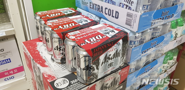 【서울=뉴시스】김성진 기자 = 국방부 근무지원단 군마트에서 파는 '하이트 캔 350㎖', '카스 캔 355㎖'의 경우 1캔 당 가격이 1080원(비면세 가격)으로, 아사히 수퍼드라이 350㎖ 1550원보다 500원 차이가 났다. 이들 국산맥주 캔 면세가격은 610원으로 아사히 캔보다 2.5배 정도가 싸다. 사진은 군 마트에서 판매되는 아사히 캔 모습. 2019.09.11. ksj87@newsis.com 