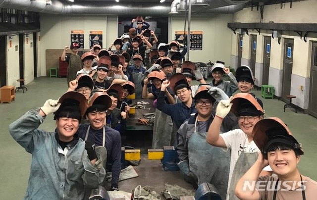 【창원=뉴시스】홍정명 기자=최근 국가직무능력표준(NCS) 기반 과정평가형 자격시험(용접기능사)에 응시해 100% 합격한 창원기계공업고등학교 3학년 학생들.2019.09.11.(사진=창원기계공고 제공) photo@newsis.com