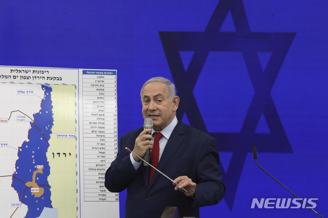 【텔아비브=AP/뉴시스】베냐민 네타냐후 이스라엘 총리가 10일(현지시간) 텔아비브에서 기자회견을 통해 오는 17일 총선에서 승리할 경우 요르단강 서안의 요르단 밸리를 합병할 것이라고 밝히고 있다. 이는 중동 지역에 불을 지르는 행동으로 간주되며 즉각 아랍 지도자들의 강력한 비난과 함께 유엔으로부터도 2개 국가를 통한 중동 평화 해결 전망을 해칠 것이라는 경고를 받았다. 2019.9.11
