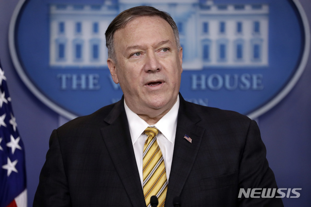 【워싱턴=AP/뉴시스】마이크 폼페이오(왼쪽) 미 국무장관이 10일(현지시간) 스티븐 므누신 재무장관과 백악관 브리핑실에서 트럼프 대통령의 새 행정명령에 관한 브리핑을 하면서 기자들과 질의응답을 하고 있다.&nbsp; 폼페이오 장관은 볼턴 보좌관의 사임을 몰랐느냐는 기자 질문에 "전혀 놀라지 않았다"라고 답해 모두를 웃게 했으며 전격 경질된 존 볼턴 백악관 국가안보보좌관과 의견이 다른 적이 많았다고 털어놨다. 2019.09.11. 