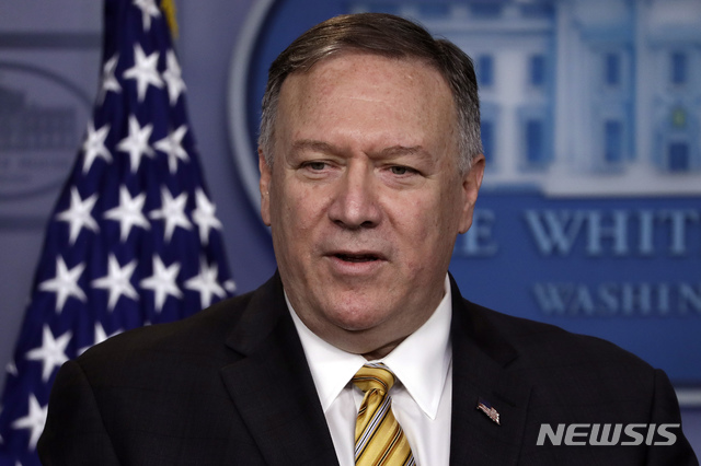 【워싱턴=AP/뉴시스】마이크 폼페이오(왼쪽) 미 국무장관이 10일(현지시간) 스티븐 므누신 재무장관과 백악관 브리핑실에서 트럼프 대통령의 새 행정명령에 관한 브리핑을 하면서 기자들과 질의응답을 하고 있다.&nbsp; 폼페이오 장관은 볼턴 보좌관의 사임을 몰랐느냐는 기자 질문에 "전혀 놀라지 않았다"라고 답해 모두를 웃게 했으며 전격 경질된 존 볼턴 백악관 국가안보보좌관과 의견이 다른 적이 많았다고 털어놨다. 2019.09.11. 
