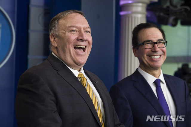 【워싱턴=AP/뉴시스】마이크 폼페이오 미 국무장관(왼쪽)이 10일(현지시간) 스티븐 므누신 재무장관과 백악관 브리핑룸에서 기자들과 질의응답을 하며 웃고 있다. 2019.09.11. 