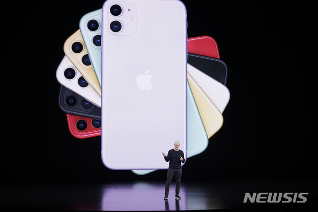 【쿠퍼티노=AP/뉴시스】애플의 팀 쿡 최고경영자(CEO)가 9월10일(현지시간) 미 캘리포니아주 쿠퍼티노의 스티브 잡스 극장에서 열린 '애플 스페셜 이벤트 2019' 중 아이폰 신제품에 관해 설명하고 있다.애플은 이날 아이폰11, 아이폰11 프로, 아이폰11 프로 맥스 등 신형 아이폰 3가지 모델과 신형 스마트워치 '애플워치5' 및 '애플TV+' 등을 발표했다. 2020.01.03.