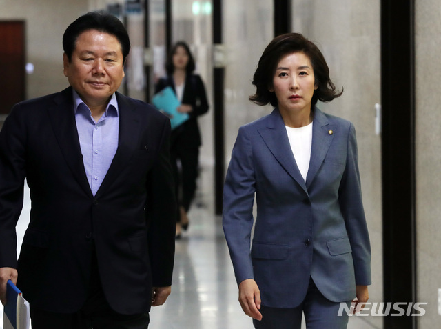 【서울=뉴시스】 박영태 기자 = 11일 오전 서울 여의도 국회에서 열린 자유한국당 원내대표-중진의원 연석회의에 나경원 원내대표와 정양석 원내수석부대표가 참석하고 있다. 2019.09.11.since1999@newsis.com