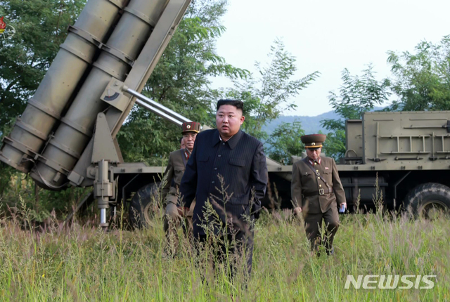 【서울=뉴시스】 북한 김정은 국무위원장이 지난달 10일 초대형방사포 시험사격을 현지지도했다고 조선중앙TV가 11일 보도했다. 2019.09.11. (사진=조선중앙TV 캡처) photo@newsis.com