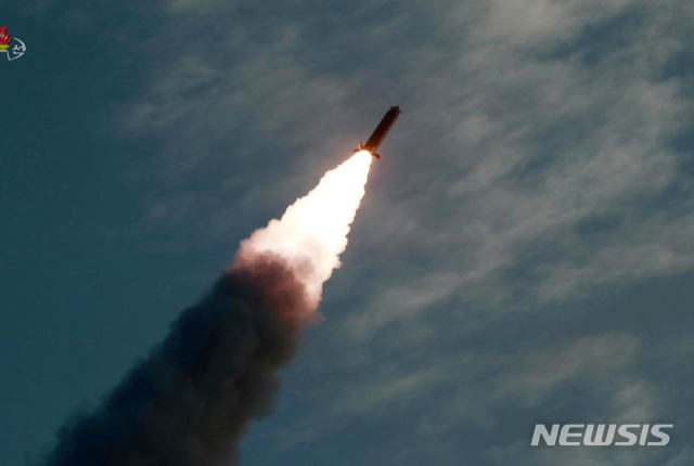 【서울=뉴시스】북한 김정은 국무위원장이 지난 10일 초대형방사포시험사격을 현지지도했다고 조선중앙TV가 11일 보도했다. 2019.09.11. (사진=조선중앙TV 캡처)&nbsp; photo@newsis.com